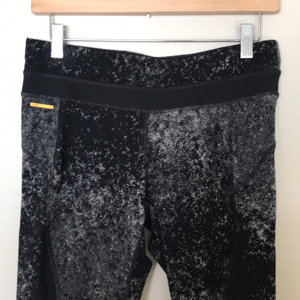 Like New Lole Workout Capri.‎ Medium - Picture 2 of 8